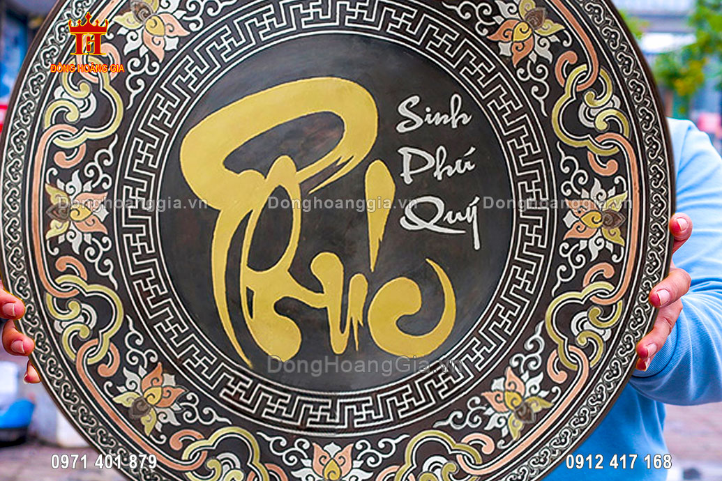 Từng đường nét trên bức tranh chữ phúc được chế tác tỉ mỉ và tinh xảo